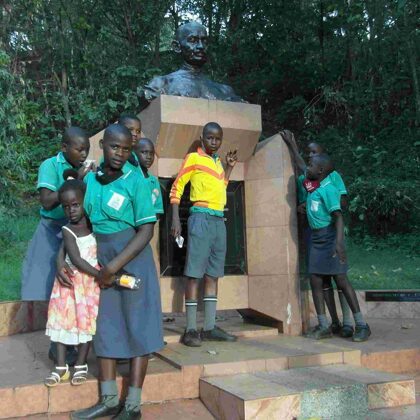 vor dem grabmal für mahatma ghandi