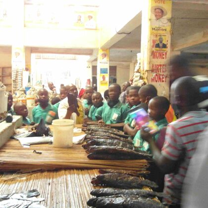 excursión de la p7 al mercado central en jinja