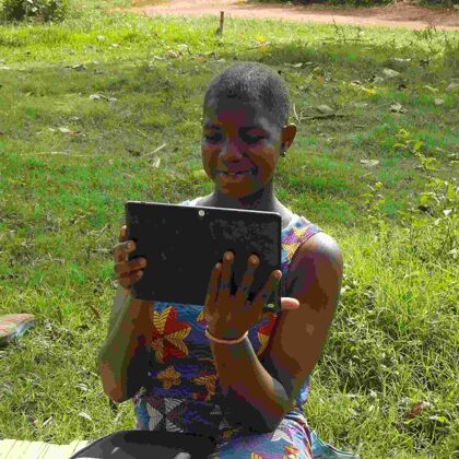 Angelina ahora no solo tiene beca para la secundaria pero también un tablet