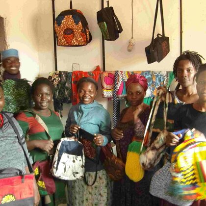 Las mujeres fabrican bolsas con una maquina donada que vendemos para ellas