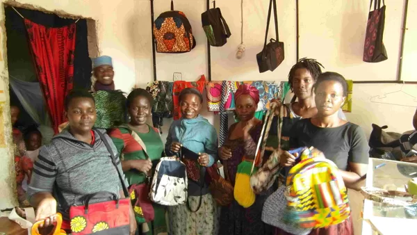 With a donated sewingmachine the women make bags that we sell for them