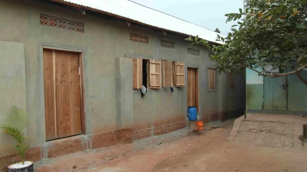 Nach und nach bekommen alle Klassenräume Fenster und Türen